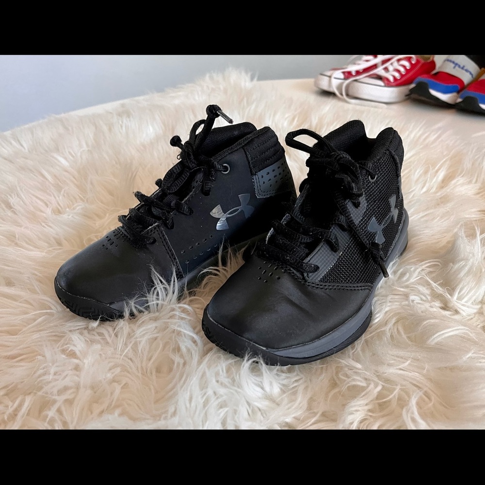 Underarmour black basketball shoe